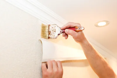 Pose de papier peint à Salon-la-Tour — revêtements muraux et toiles de verre